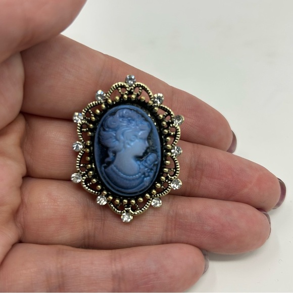 Vintage Style Victorian Blue Cameo Small Dainty Brooch Gold-Tone Rhinestones - Picture 2 of 6